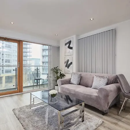 Apartment Deluxe Modern & Free Secure Parking!