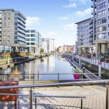 Deluxe Modern & Free Secure Parking! Apartment *