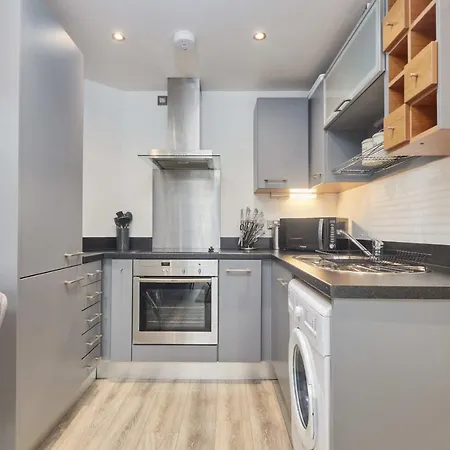 Deluxe Modern & Free Secure Parking! Apartment