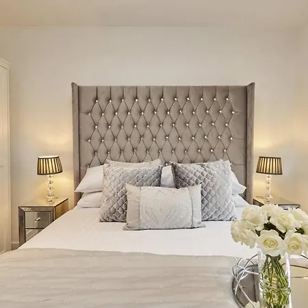 Deluxe Modern & Free Secure Parking! * Leeds (West Yorkshire)