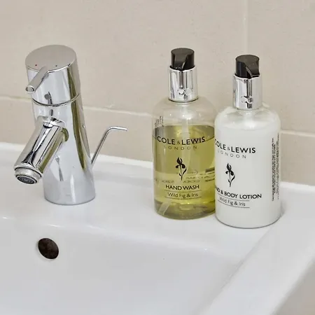 Deluxe Modern & Free Secure Parking! Apartment Leeds (West Yorkshire)