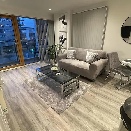 Deluxe Modern & Free Secure Parking! Apartment