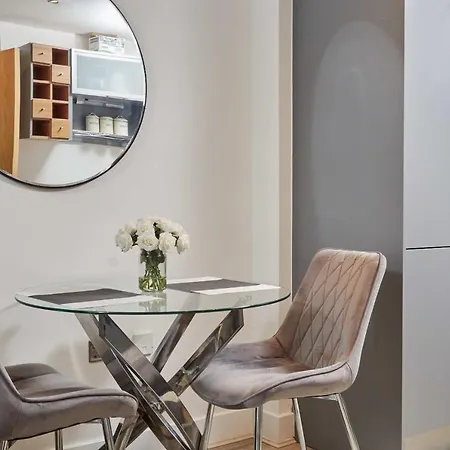 Deluxe Modern & Free Secure Parking! *