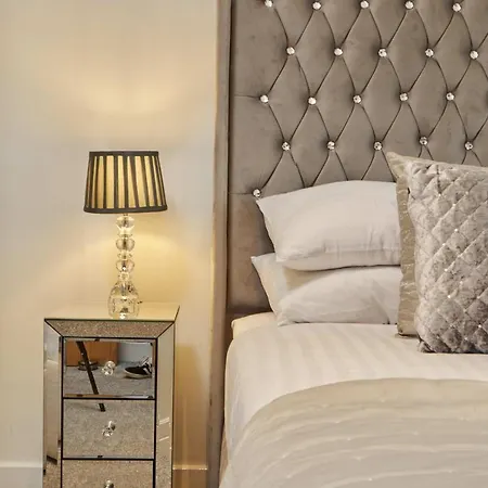 Deluxe Modern & Free Secure Parking! * Лідс