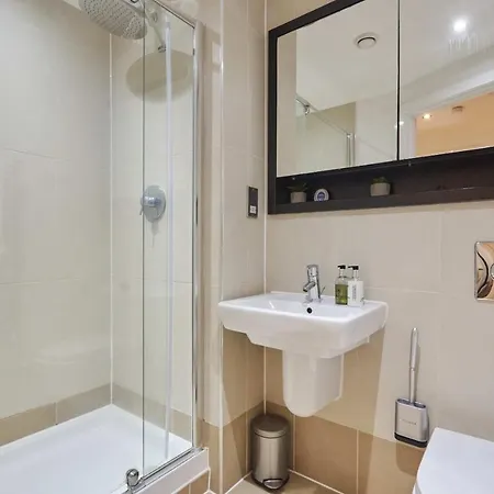 Deluxe Modern & Free Secure Parking!