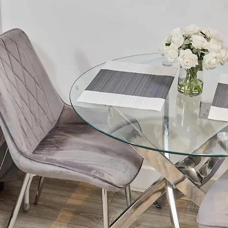 Deluxe Modern & Free Secure Parking! *