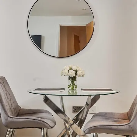 Deluxe Modern & Free Secure Parking! *