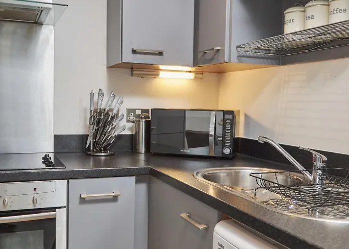 Deluxe Modern & Free Secure Parking!