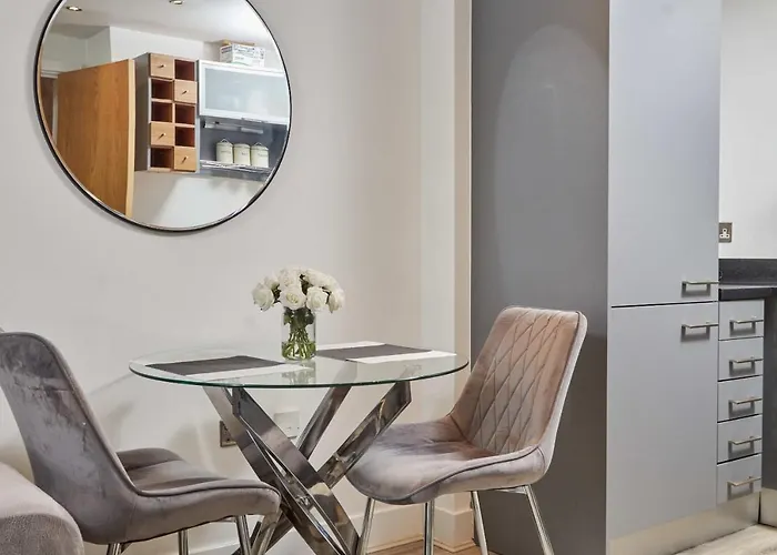 Deluxe Modern & Free Secure Parking! *