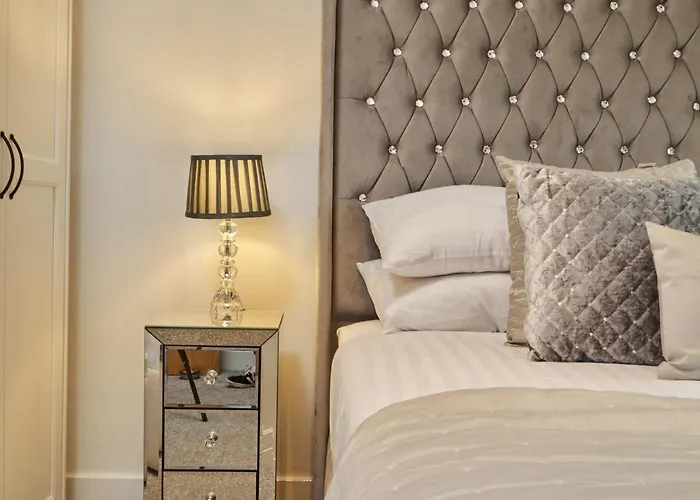 Deluxe Modern & Free Secure Parking! * Leeds (West Yorkshire)