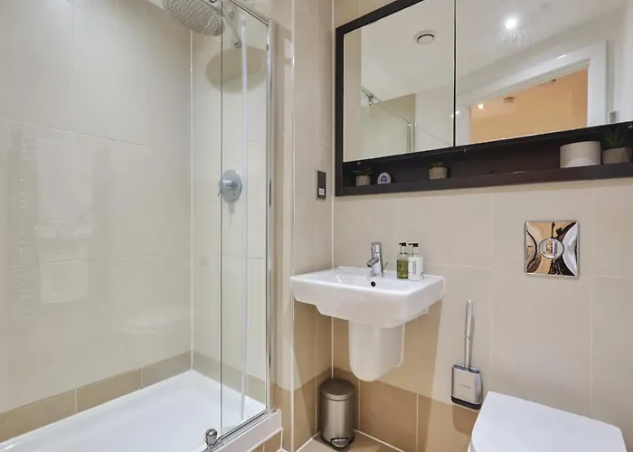 Deluxe Modern & Free Secure Parking!