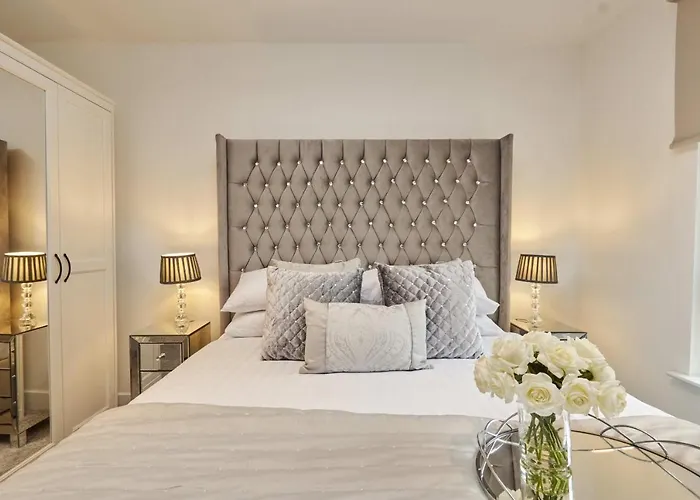 Deluxe Modern & Free Secure Parking! * Leeds (West Yorkshire)