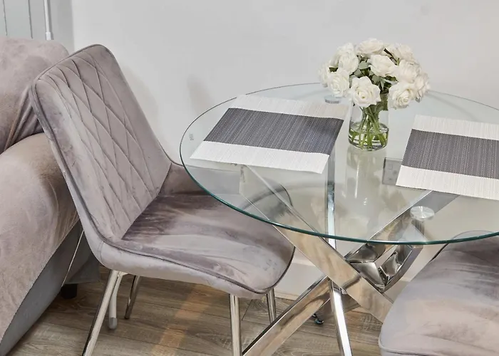 Deluxe Modern & Free Secure Parking! *