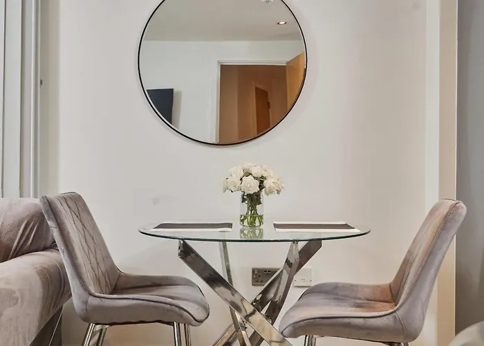 Deluxe Modern & Free Secure Parking! *