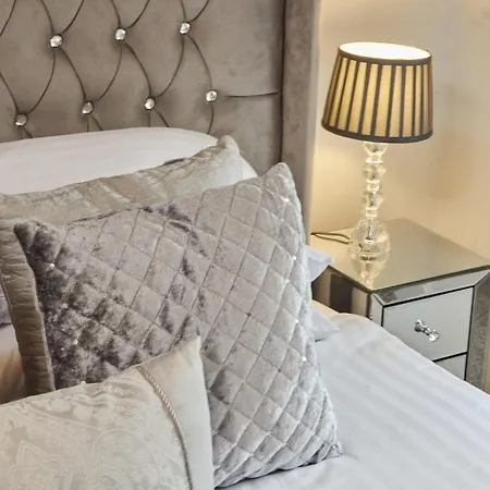 Deluxe Modern & Free Secure Parking! דירה לידס