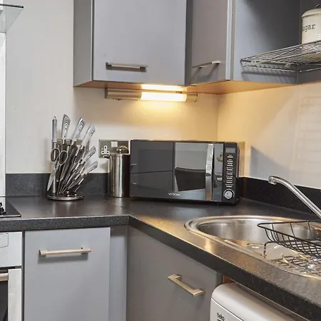 Deluxe Modern & Free Secure Parking!