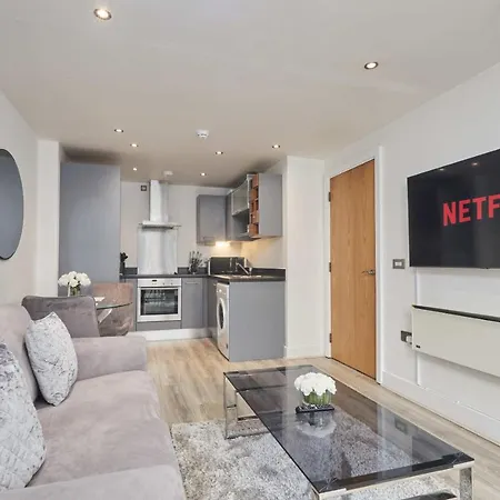 Deluxe Modern & Free Secure Parking! דירה