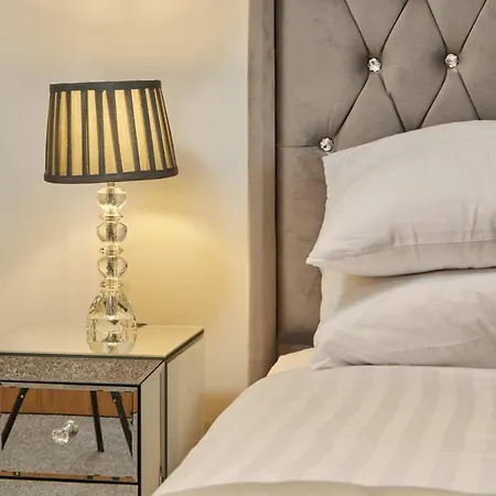 Deluxe Modern & Free Secure Parking! דירה